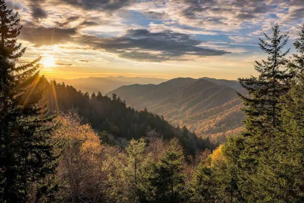 Breathtaking Views Of The Smokies, 3 Mins To Gatlinburg Villa Exterior photo